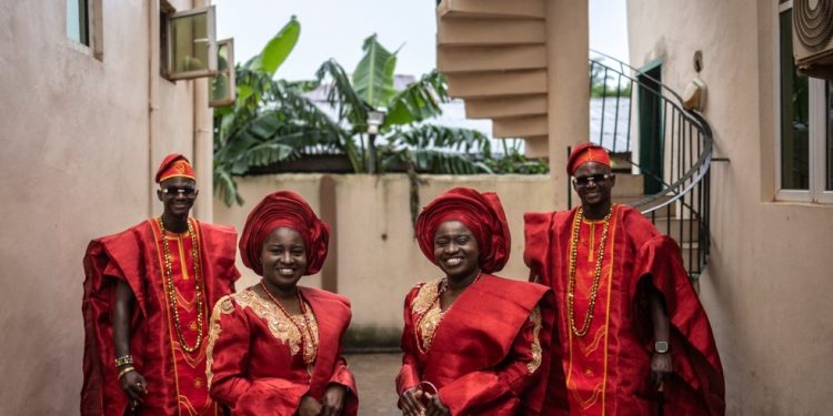 Irmãos gêmeos idênticos se casam irmãs gêmeas idênticas no mesmo dia e em mesma cerimônia na Nigéria — Foto: AFP