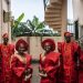 Irmãos gêmeos idênticos se casam irmãs gêmeas idênticas no mesmo dia e em mesma cerimônia na Nigéria — Foto: AFP