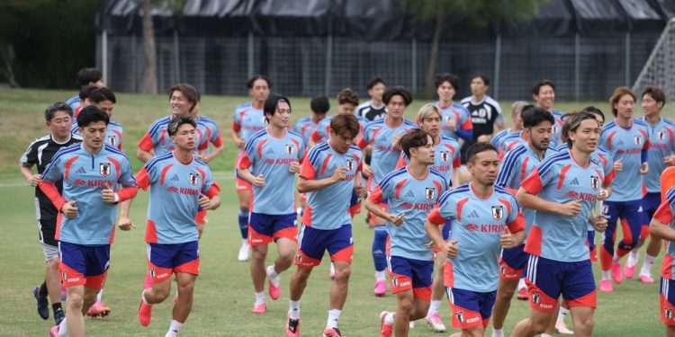 Jogadores da seleção do Japão participam de uma sessão de treinamento no Centro de Treinamento do Club Monterrey, em El Barrial, na cidade de Santiago, estado de Nuevo León, México, em 4 de junho de 2026, antes da Copa do Mundo de Futebol da FIFA 2026. — Foto: AFP