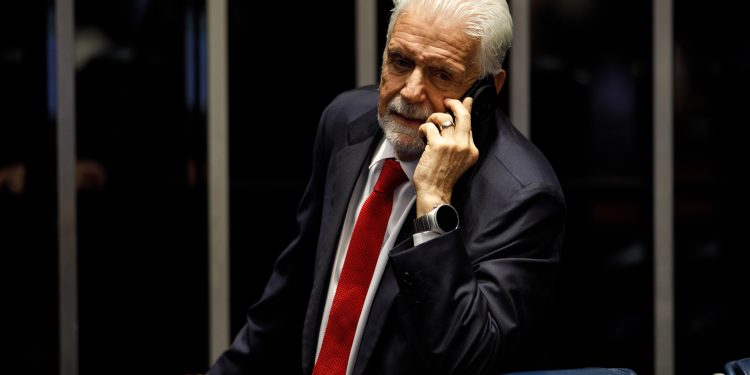 Jaques Wagner diz que falou com Lula e segue na liderança do governo no Senado: ‘Acho que não vai me tirar’