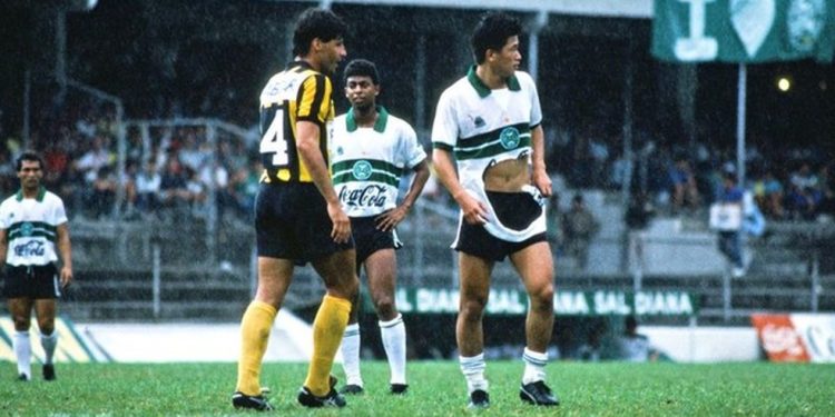 Kazu Miura durante sua passagem pelo Coritba, nos anos 80 — Foto: Arquivo Pessoal