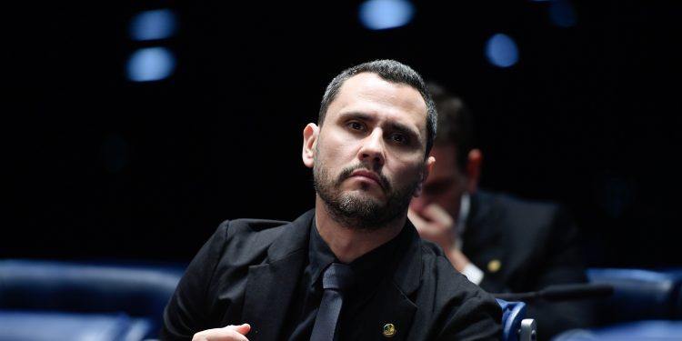 Jogo Político: 'A classe política me subestima e não tenho medo de virar governador', diz Cleitinho, líder nas pesquisas em Minas
