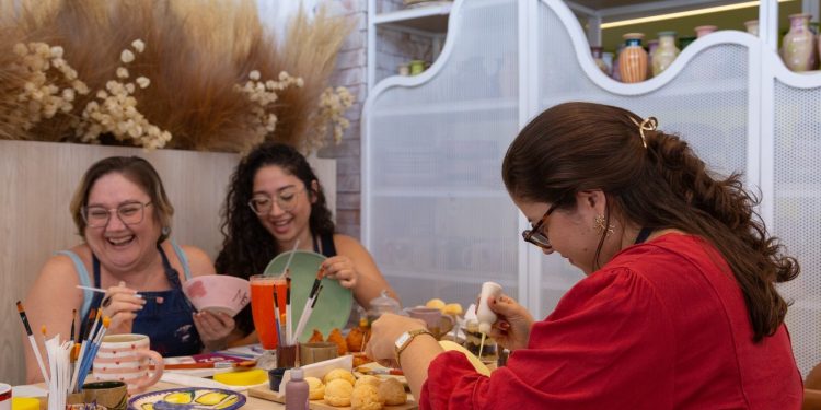Lojas do Rio apostam em brunch durante aulas de pintura e cerâmica, regadas a uma boa conversa