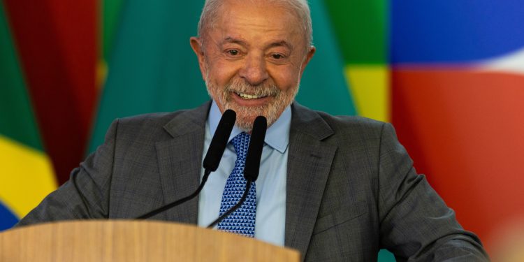 Lula embarca para participar do G7 sem agenda com Trump e deve reforçar crítica ao tarifaço americano