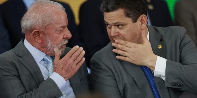 Lula sinaliza a auxiliares que deve receber Alcolumbre e discutir fim escala 6x1
