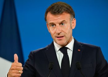 Macron critica 'centros de retorno' para migrantes fora da União Europeia e rejeita financiamento do bloco