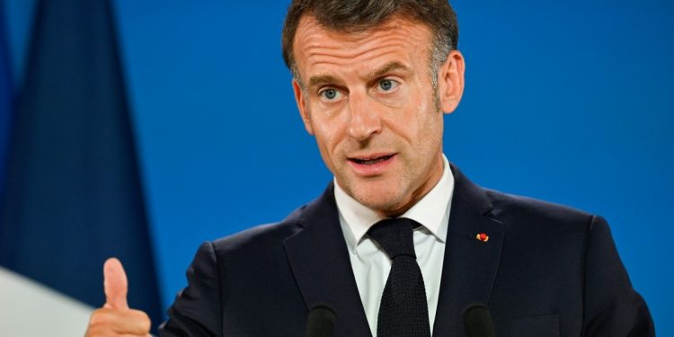 Macron critica 'centros de retorno' para migrantes fora da União Europeia e rejeita financiamento do bloco