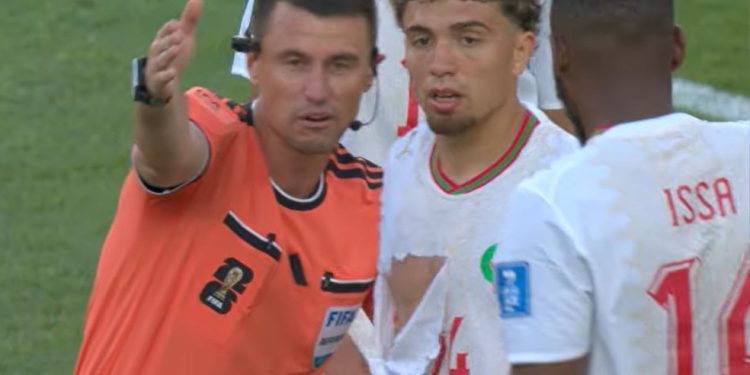 Neil El Aynaoui, de Marrocos, tem camisa rasgada em duelo com a Escócia — Foto: Reprodução / CazeTV