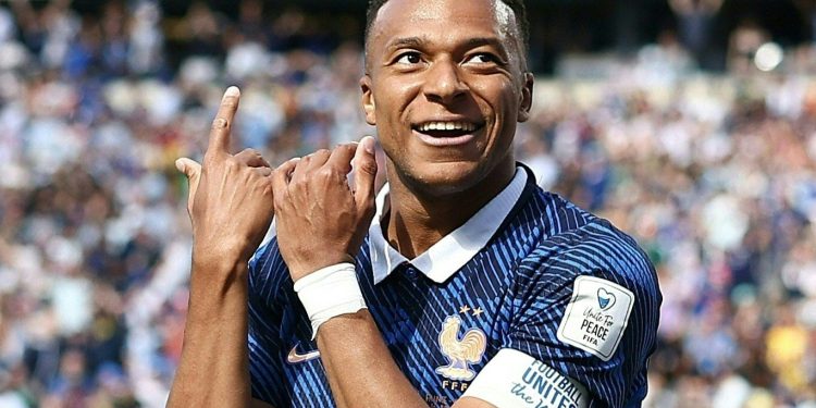 Mbappé coloca Messi e Cristiano Ronaldo acima de todos: 'São os melhores da história'