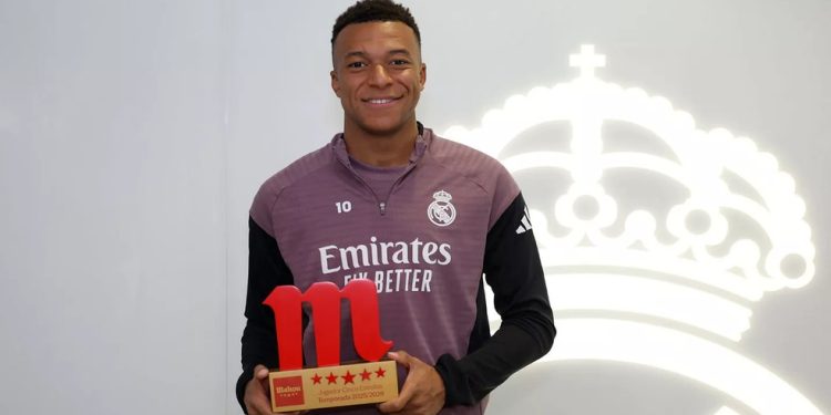 Mbappé recebe o prêmio de melhor jogador do Real Madrid na temporada — Foto: Pedro Castillo / Real Madrid