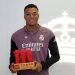 Mbappé recebe o prêmio de melhor jogador do Real Madrid na temporada — Foto: Pedro Castillo / Real Madrid