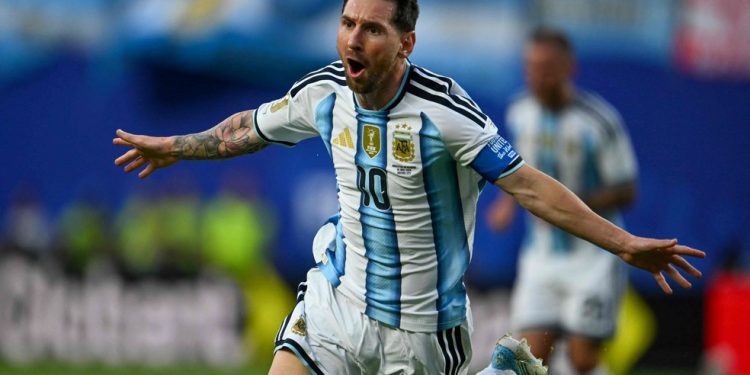 Lionel Messi se tornou o maior artilheiro em Copas do Mundo ao lado de Miroslav Klose após hat-trick contra a Argélia nesta terça-feira — Foto: Roberto Schmidt/AFP