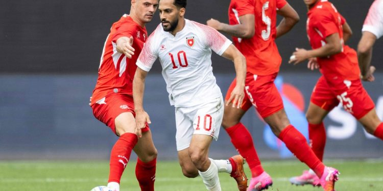 Al-Taamari em campo pela Jordânia; o jogador é a referência da sua seleção — Foto: Ennio LEANZA / AFP