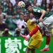 O zagueiro mexicano Vasquez disputa bola pelo alto contra o atacante sul-africano Rayners, na estreia da Copa de 2026 — Foto: Yuri Cortez/AFP