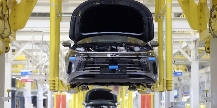 Montadoras tentam barrar volta de isenção de carro elétrico importado que beneficia BYD: decisão será de Lula
