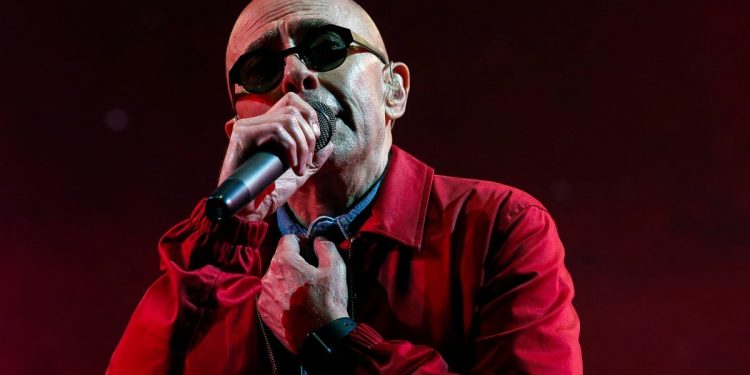 Morre Carlos Alberto 'Indio' Solari, lenda do rock argentino, aos 77 anos