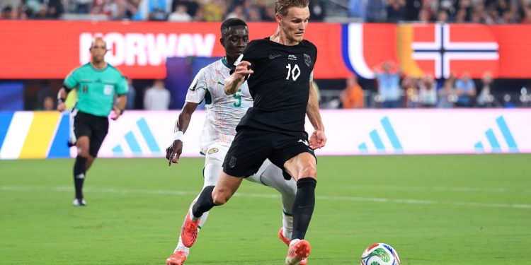 Odegaard, camisa 10 da Noruega, conduz a bola diante do senegalês Gana Gueye, em partida pela segunda rodada da fase de grupos da Copa de 2026 — Foto: Buda Mendes/Getty Images via AFP