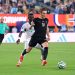 Odegaard, camisa 10 da Noruega, conduz a bola diante do senegalês Gana Gueye, em partida pela segunda rodada da fase de grupos da Copa de 2026 — Foto: Buda Mendes/Getty Images via AFP