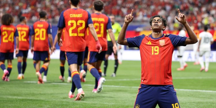 Lamine Yamal comemora primeiro gol em Copa do Mundo — Foto: Justin Setterfield/Getty Images/AFP
