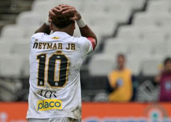 Último jogo antes de convocação para a Copa do Mundo: Santos perde para o Coritiba, e Neymar é substituído por engano — Foto: Nelson Almeida / AFP