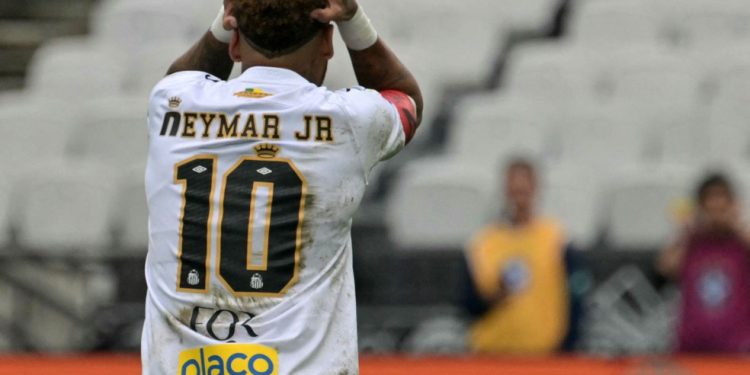 Último jogo antes de convocação para a Copa do Mundo: Santos perde para o Coritiba, e Neymar é substituído por engano — Foto: Nelson Almeida / AFP