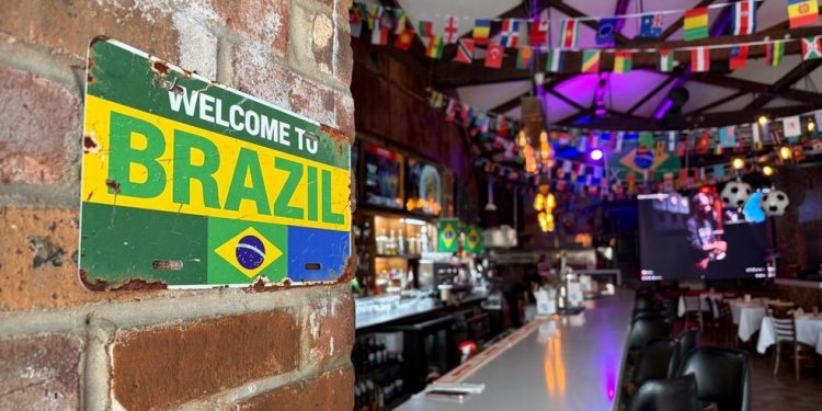 Bar dá as boas-vindas com as cores e o nome do Brasil em Ironbound, Newark, em Nova Jersey — Foto: Rafael Oliveira