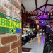 Bar dá as boas-vindas com as cores e o nome do Brasil em Ironbound, Newark, em Nova Jersey — Foto: Rafael Oliveira