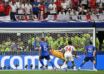 Gol de Baturina para empatar duelo entre Croácia e Inglaterra — Foto: Paul ELLIS / AFP