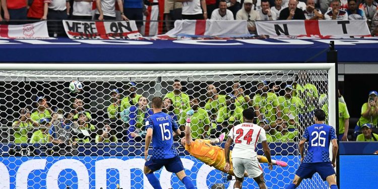 Gol de Baturina para empatar duelo entre Croácia e Inglaterra — Foto: Paul ELLIS / AFP