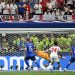 Gol de Baturina para empatar duelo entre Croácia e Inglaterra — Foto: Paul ELLIS / AFP