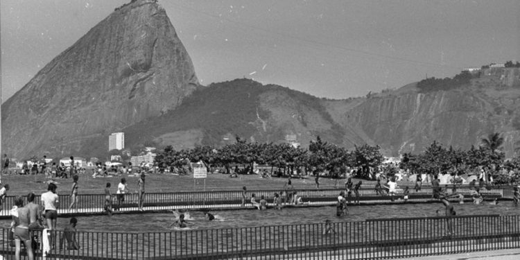Cariocas no Aterro do Flamengo, em 1973 — Foto: José Vidal / Agência O Globo