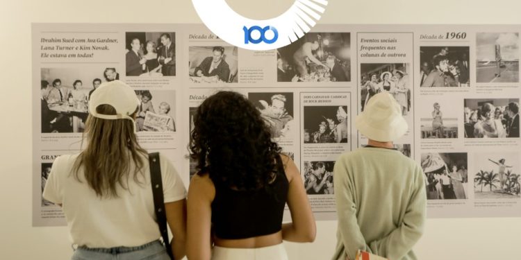Público visita a exposição "Um século de histórias", sobre o centenário do GLOBO, na Casa Roberto Marinho — Foto: Gabriel de Paiva - Agência O Globo