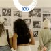 Público visita a exposição "Um século de histórias", sobre o centenário do GLOBO, na Casa Roberto Marinho — Foto: Gabriel de Paiva - Agência O Globo