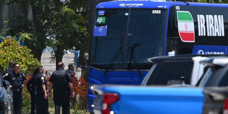 Ônibus posicionado para receber a seleção do Irã no aeroporto internacional de Los Angeles — Foto: Patrick T. Fallon / AFP