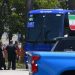 Ônibus posicionado para receber a seleção do Irã no aeroporto internacional de Los Angeles — Foto: Patrick T. Fallon / AFP