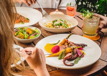 O Quitéria, comandado pelo chef David Cruz, combina influências mediterrâneas e brasileiras em uma cozinha solar e autoral — Foto: Divulgação