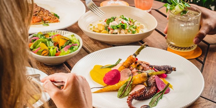 O Quitéria, comandado pelo chef David Cruz, combina influências mediterrâneas e brasileiras em uma cozinha solar e autoral — Foto: Divulgação