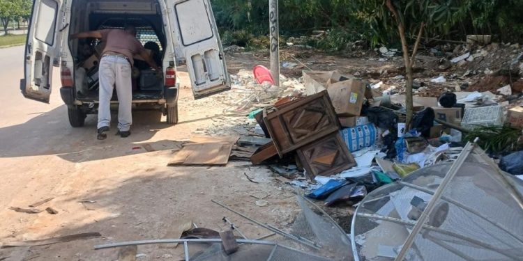 O descarte ilegal de lixo nas ruas do Rio já gerou 120 multas em dois meses