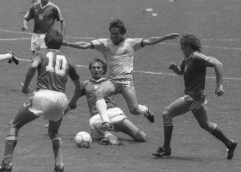 Zico em lance do jogo contra Polônia na Copa de 1986 — Foto: Sebastião Marinho/Agência O GLOBO