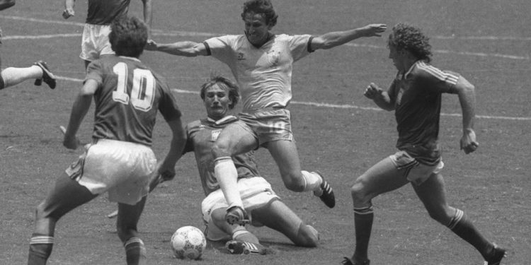Zico em lance do jogo contra Polônia na Copa de 1986 — Foto: Sebastião Marinho/Agência O GLOBO