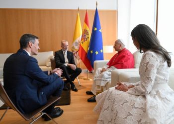 O Papa Leão XIV com o rei da Espanha, Felipe VI, o presidente do governo espanhol, Pedro Sánchez, e a rainha Letizia — Foto: SIMONE RISOLUTI / VATICAN MEDIA / AFP