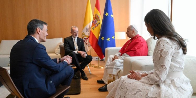O Papa Leão XIV com o rei da Espanha, Felipe VI, o presidente do governo espanhol, Pedro Sánchez, e a rainha Letizia — Foto: SIMONE RISOLUTI / VATICAN MEDIA / AFP