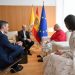 O Papa Leão XIV com o rei da Espanha, Felipe VI, o presidente do governo espanhol, Pedro Sánchez, e a rainha Letizia — Foto: SIMONE RISOLUTI / VATICAN MEDIA / AFP