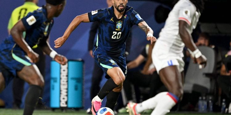 Lucas Paquetá no jogo do Brasil e Haiti — Foto: ROBERTO SCHMIDT / AFP