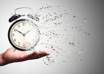 Paradoxo da cronofobia: como o medo da passagem do tempo nos faz envelhecer mais rápido