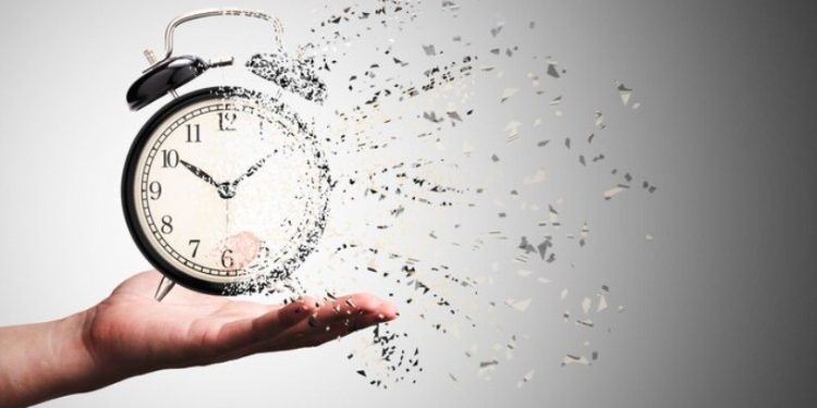Paradoxo da cronofobia: como o medo da passagem do tempo nos faz envelhecer mais rápido