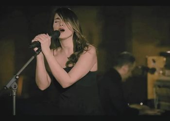 Parastoo Ahmadi: quem é a cantora iraniana condenada a 74 chibatadas por cantar sem usar hijab