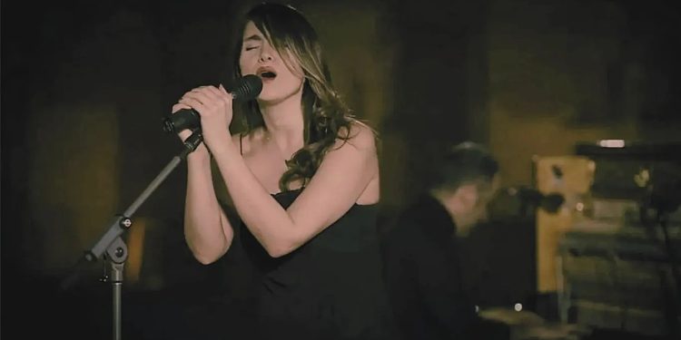 Parastoo Ahmadi: quem é a cantora iraniana condenada a 74 chibatadas por cantar sem usar hijab