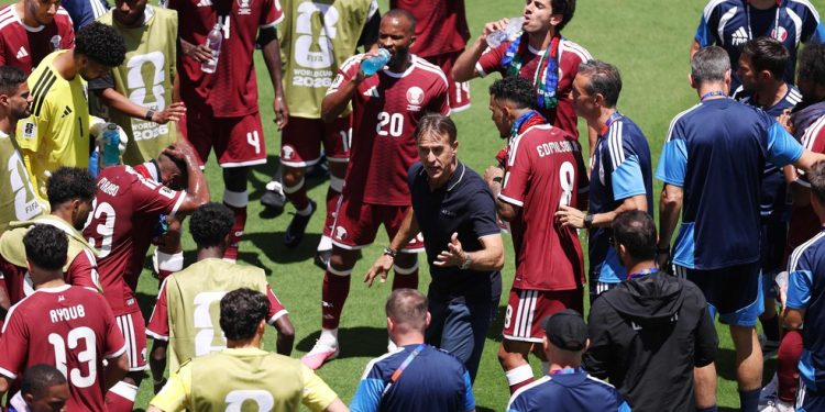 Parada para hidratação no jogo entre Catar e Suíça — Foto: Fran Santiago / GETTY IMAGES NORTH AMERICA / Getty Images via AFP