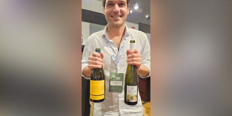 João Ribeiro no Vinhos de Portugal 2026, com os vinhos Quinta da Coroa e Prima — Foto: Cláudia Meneses / Agência O Globo